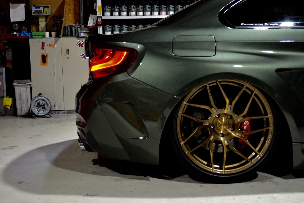 ゴールドのホイールを組んだ緑色のBMW